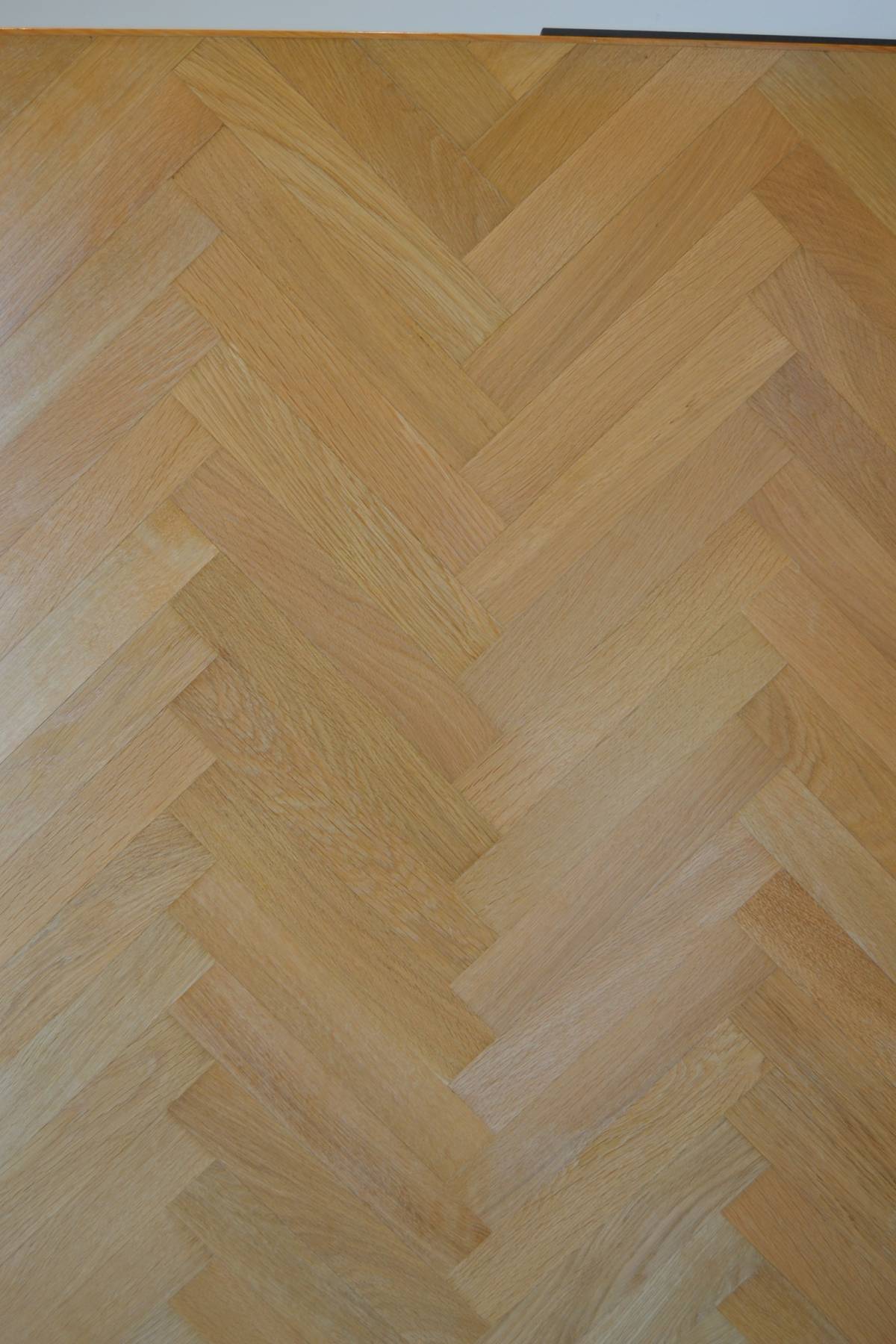 PARQUET CHÊNE MASSIF- MOTIF BÂTONS ROMPUS Cernay